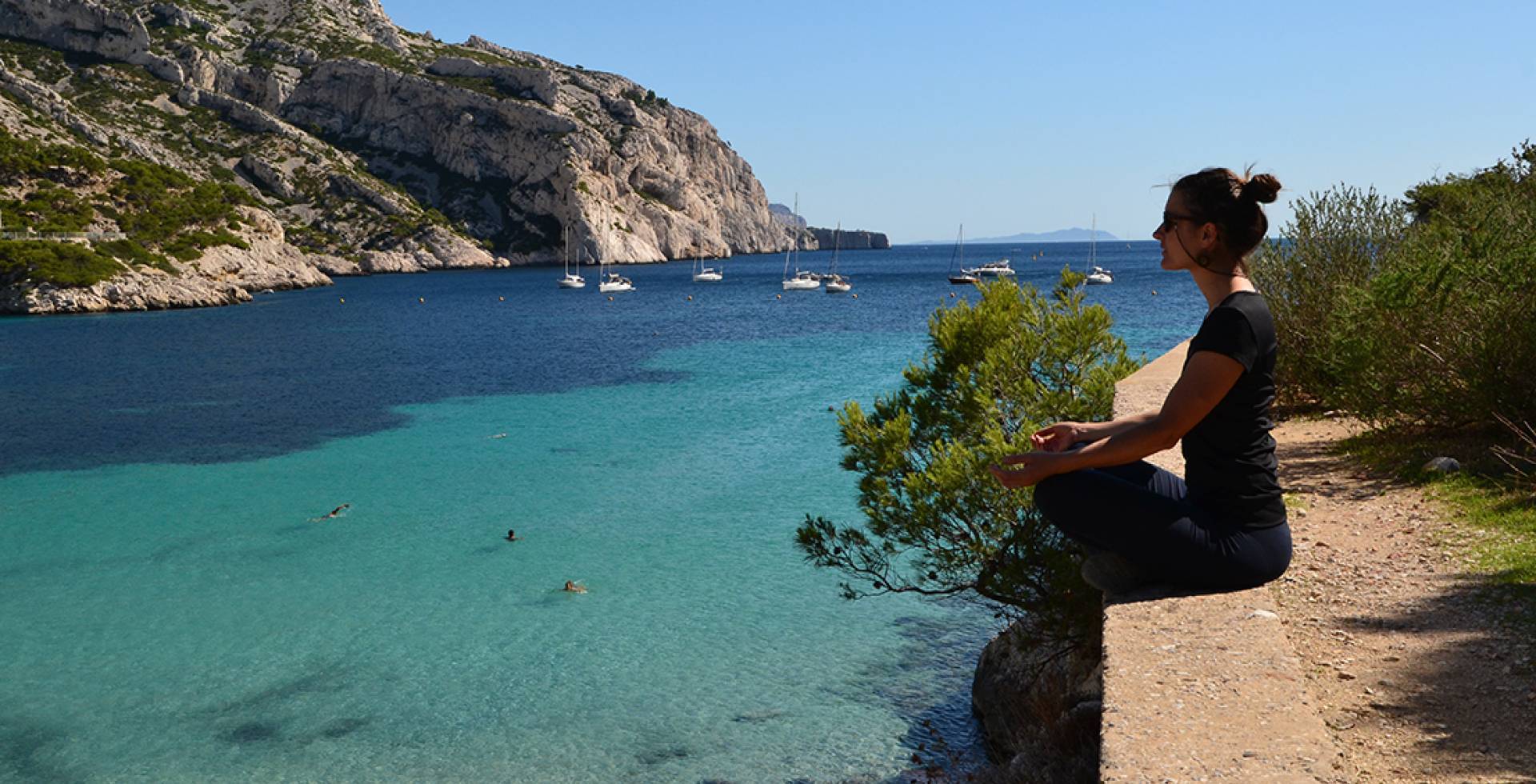 Yoga dans le parc national des Calanques © Reisetrip Tours