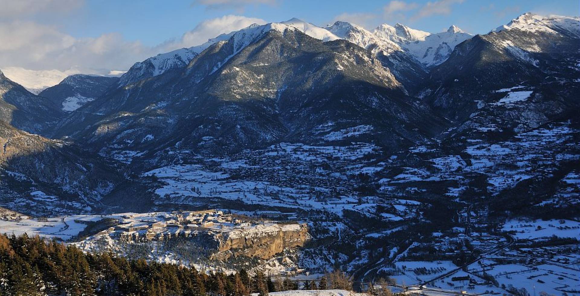 Guillestre et le fort de Mondauphin depuis Réotier © Coulon Mireille / Parc national des Ecrins