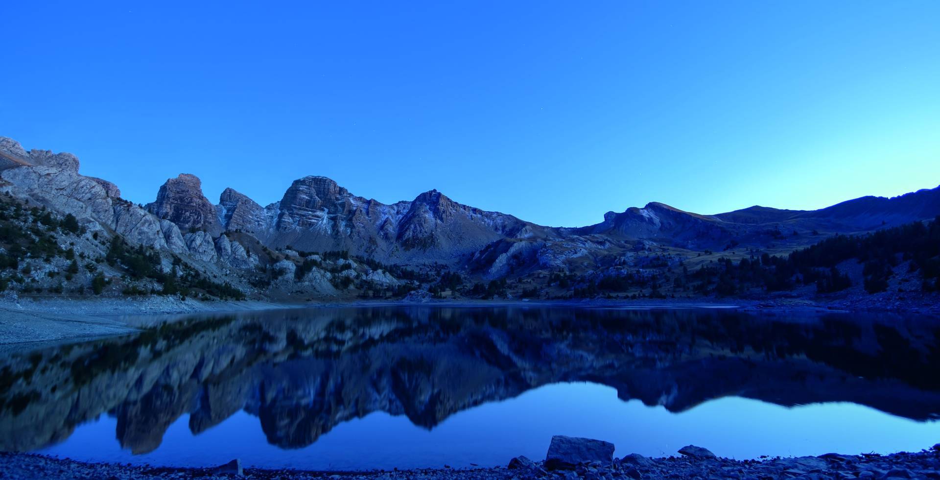Crépuscule sur le lac d'Allos au moment de l'heure bleue © A.Turpaud / Parc national du Mercantour