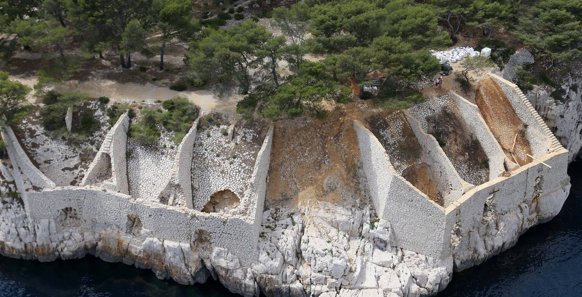  Trémies qui servaient à charger la pierre de Cassis © Emmanuel Ruf / Parc national des Calanques