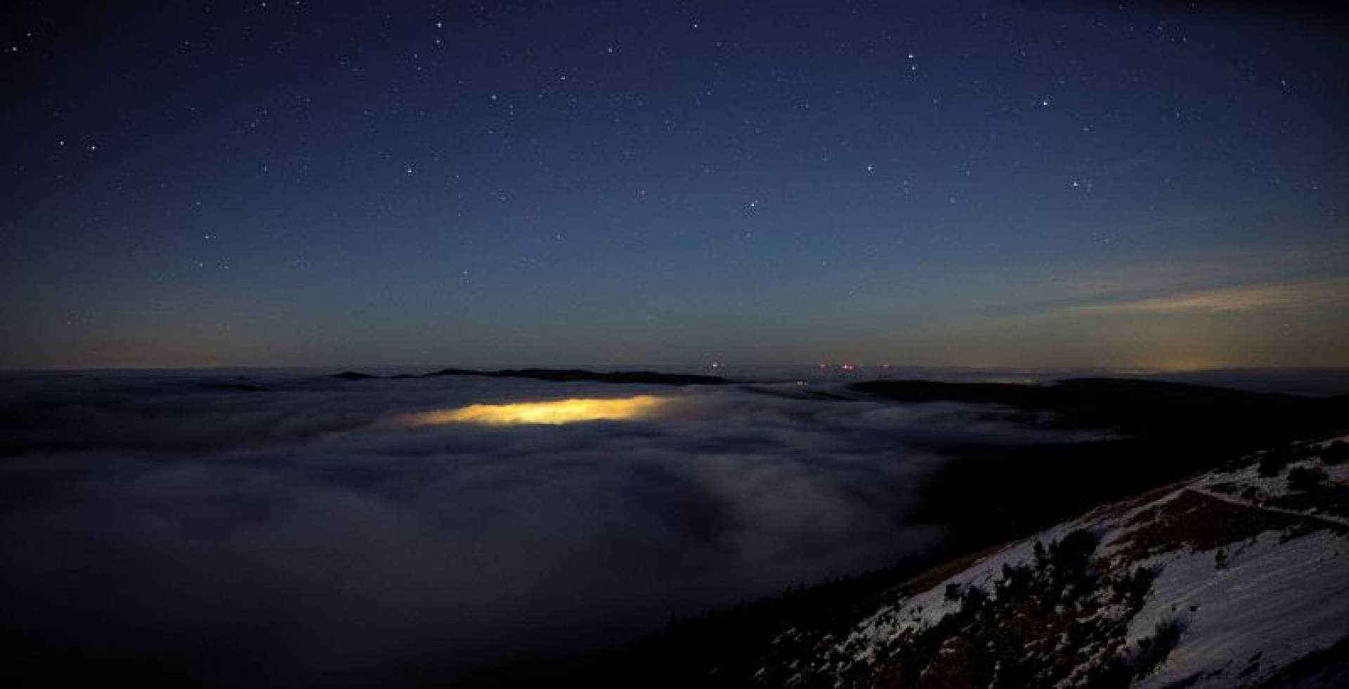 Ciel étoilé depuis l'Aigoual avec vue sur la vallée de l'Hérault © Gaël Karczewski / Parc national des Cévennes