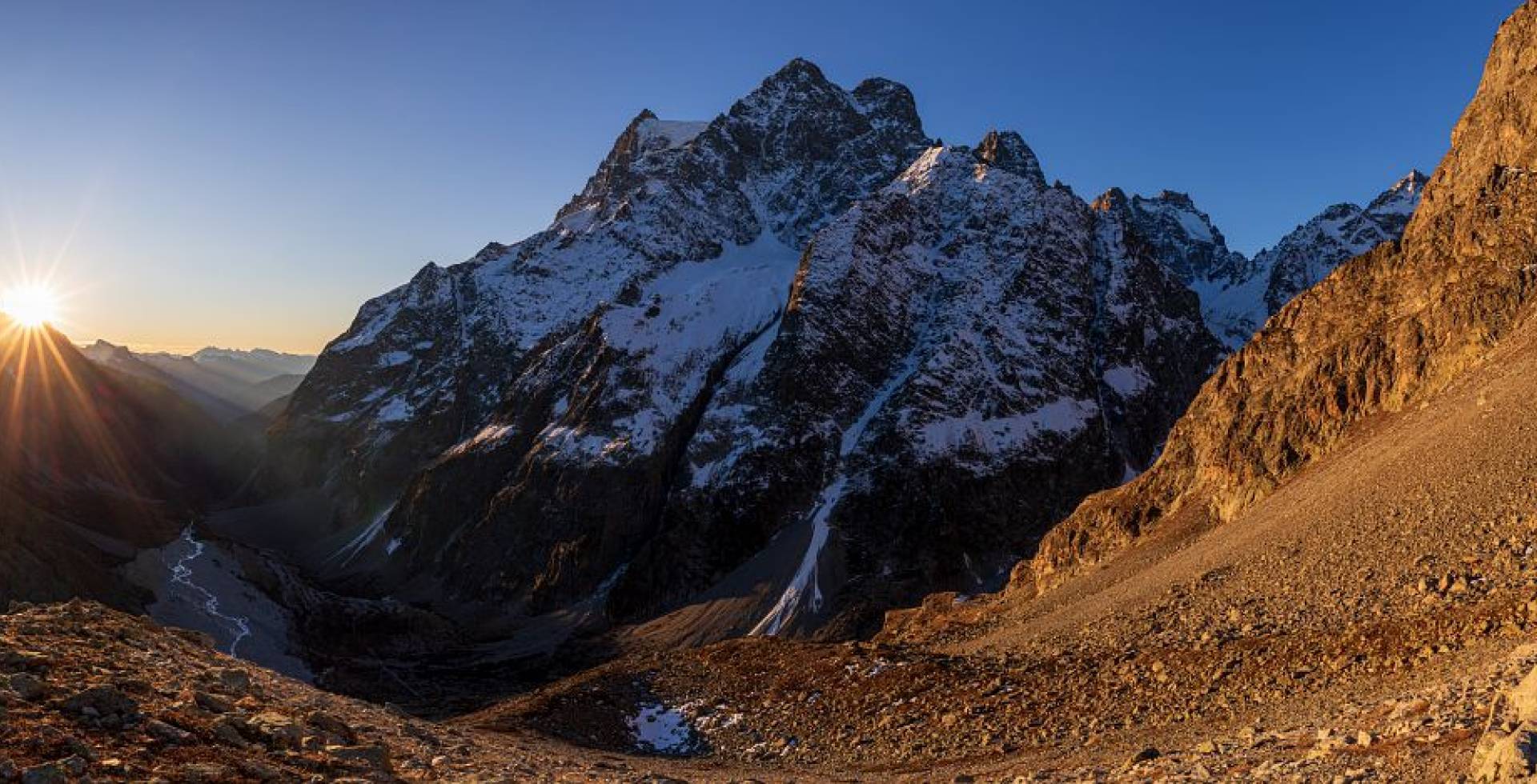 Lever de soleil sur le Pré de madame Carle et le Pelvoux © Thierry Maillet - Parc national des Ecrins