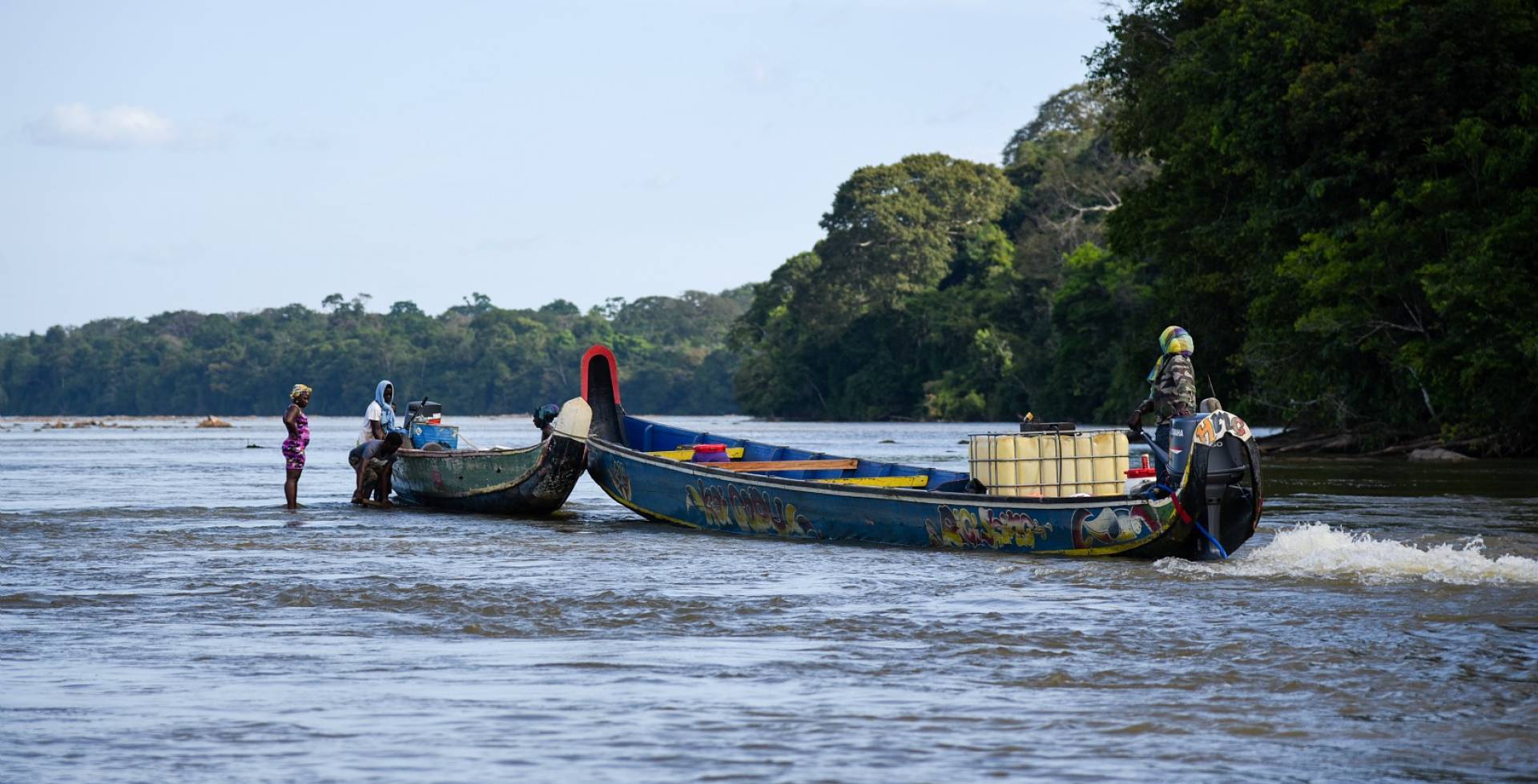 Pirogues sur le Maroni © Stephanie Bouillaguet / Parc amazonien de Guyane