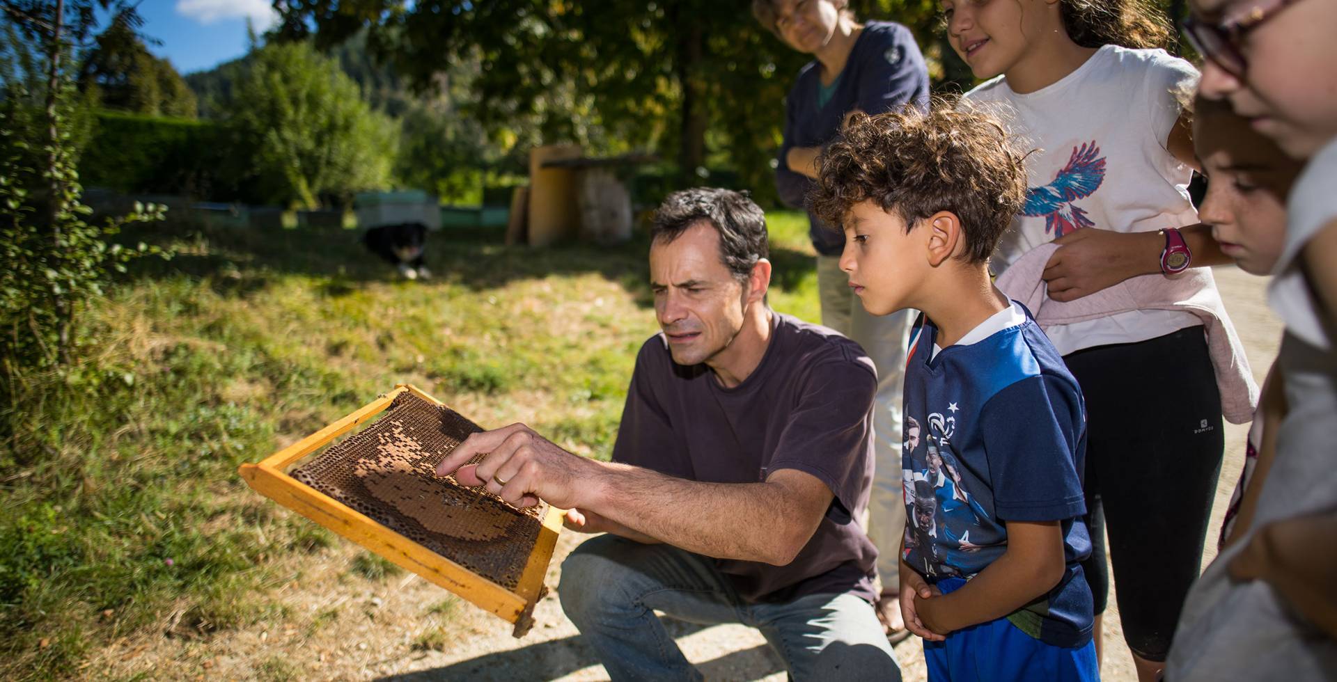 Pierre de La Rue du Can avec ses visiteurs © Régis Domergue - Parc national des Cévennes
