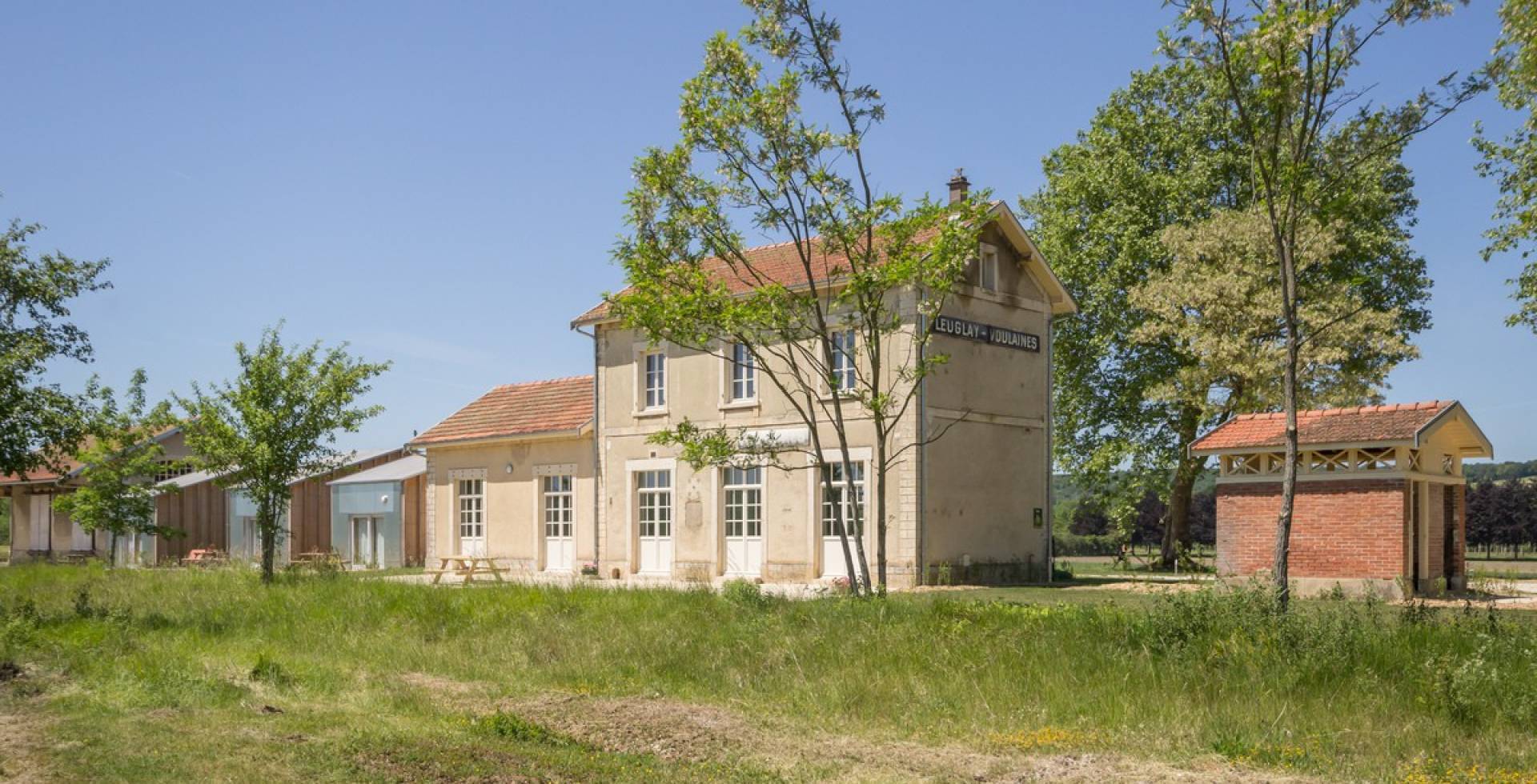 Gîtes de la gare, vue depuis des rails © Mairie de Leuglay