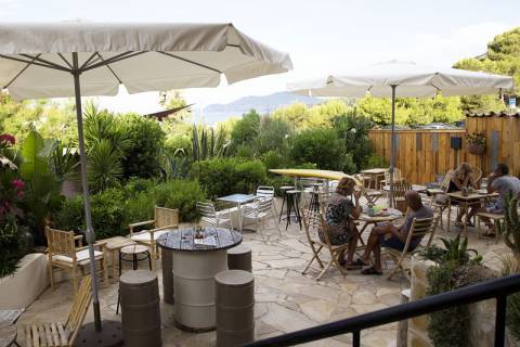 Hôtel Almanarre Plage © Hélène Dos Santos – Parc national de Port-Cros Hôtel Almanarre Plage © Hélène Dos Santos – Parc national de Port-Cros