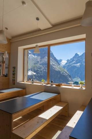 Refuge Temple Ecrins, salle commune © Clo & Clem Refuge Temple Ecrins, salle commune © Clo & Clem