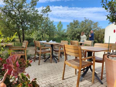 Hôtel Les Volets Rouges, terrasse © Thomas Burel-OFB
