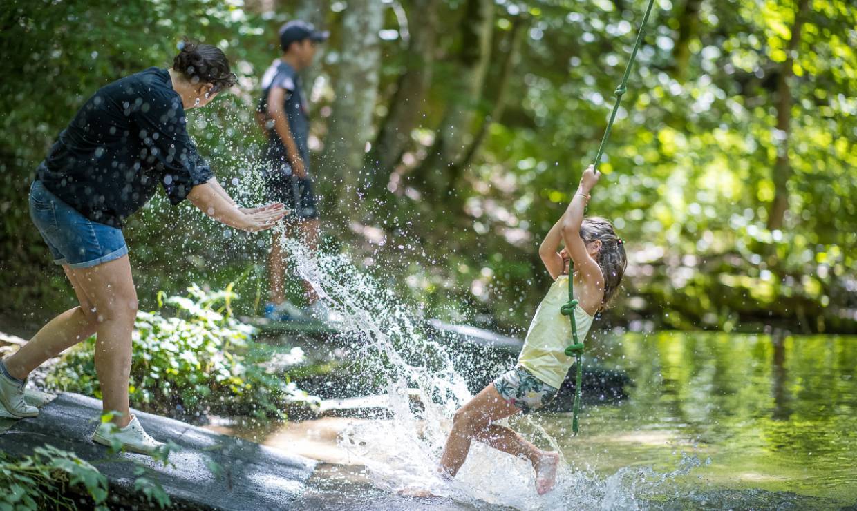 Jeunes filles éclaboussées au Vallon du Villaret © Régis Domergue - Parc national des Cévennes