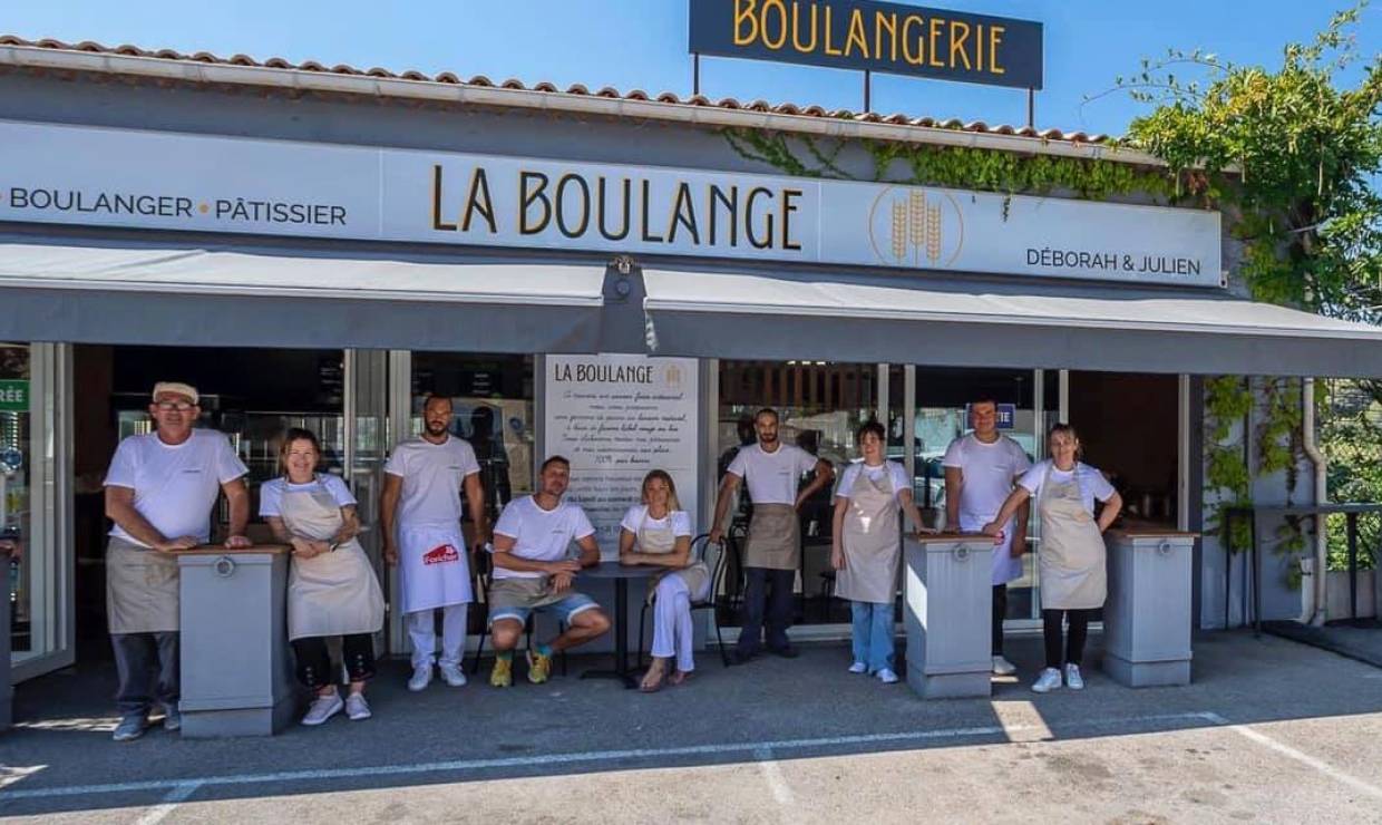 Equipe devant la boutique © La Boulange