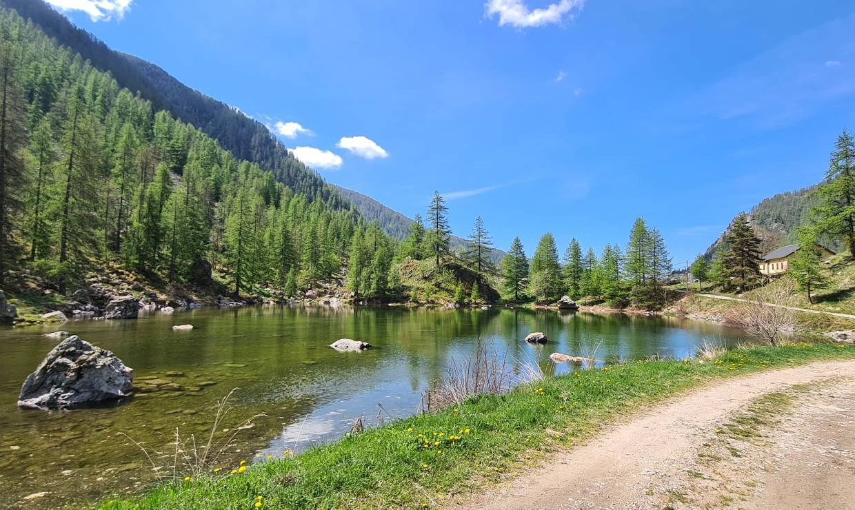 Lac de Saint-Grat à proximité du gîte