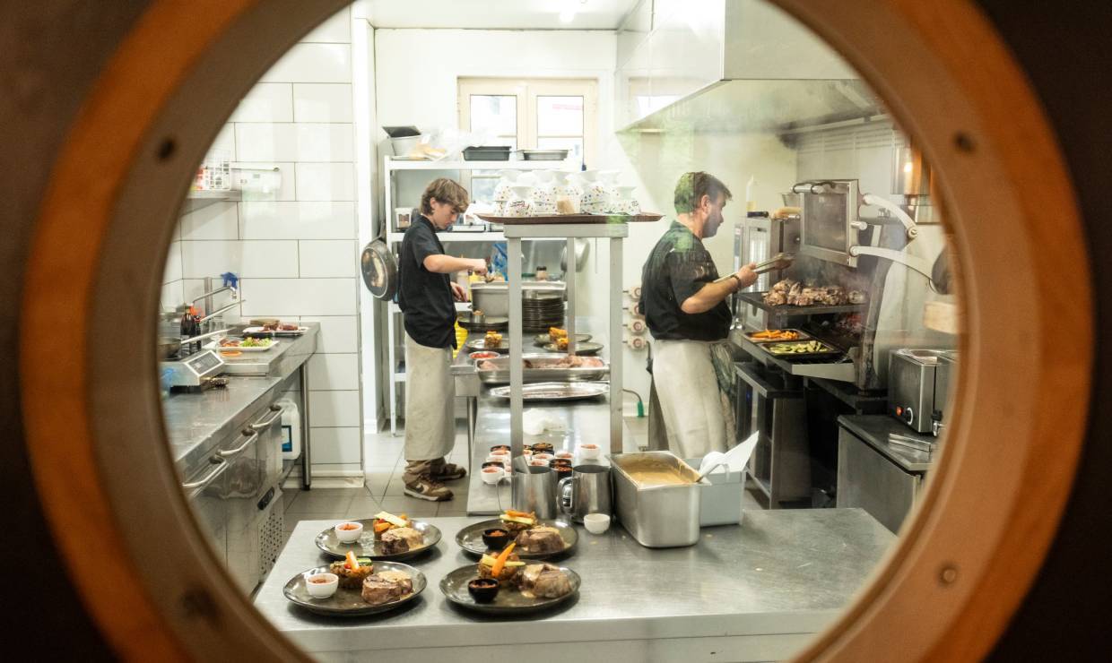 Auberge du Lac d'Estaing, en cuisine © Pierre Meyer - AE Médias - Parc national des Pyrénées