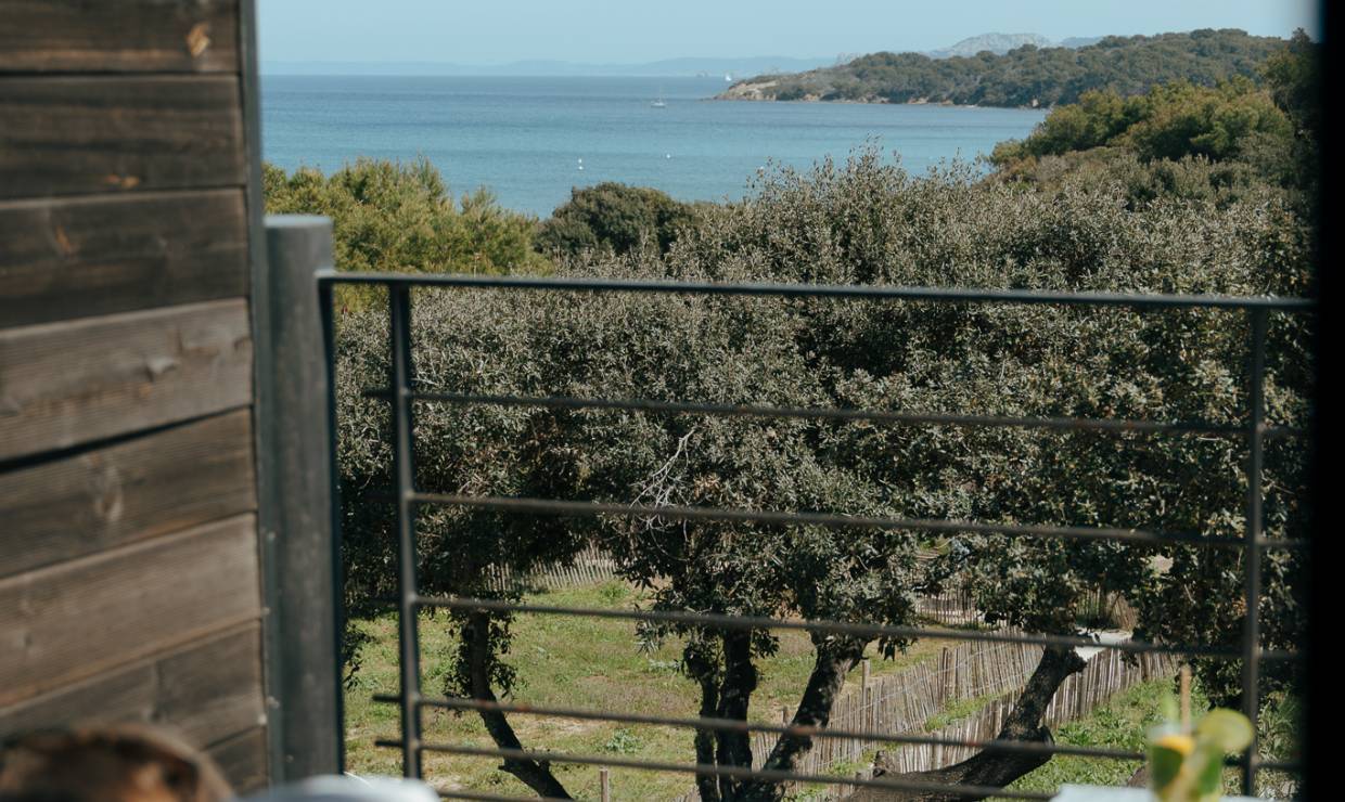 Paysage depuis la terrasse des chambres d'hôtel avec une vue mer