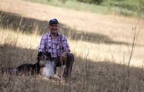 Le producteur et son chien - GAEC Les Clarines