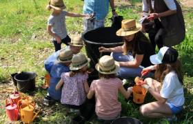 Les mains dans la terre