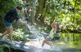 Jeunes filles éclaboussées au Vallon du Villaret © Régis Domergue - Parc national des Cévennes