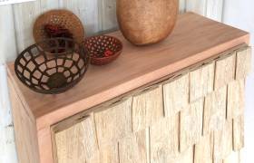 Cabinet, mobilier avec des bols de décoration © Tropik Eden