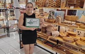 Ghislaine Bonhomme dans sa boutique © Art Déco Salazie