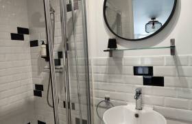 Les Volets Rouges, salle de bain © Thomas Burel - OFB