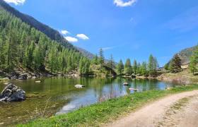 Lac de Saint-Grat à proximité du gîte