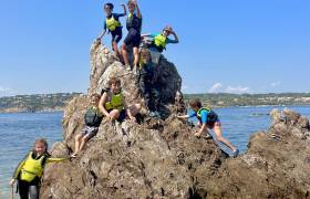 Enfants à Porqueorlles avec To Sea