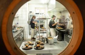 Auberge du Lac d'Estaing, en cuisine © Pierre Meyer - AE Médias - Parc national des Pyrénées