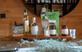 Blanc de génépi, liqueur de menthe génépi, liqueur de génépi, confiture de rhubarbe, confiture de cynorrhodon - Cueillette des Sommets - Florent Pedrini - Vertical Flow