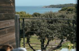 Paysage depuis la terrasse des chambres d'hôtel avec une vue mer