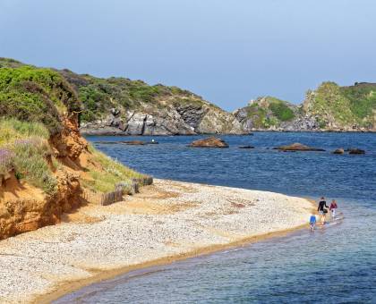 Promenade en bord de mer © René Bukudjian / Parc national de Port-Cros