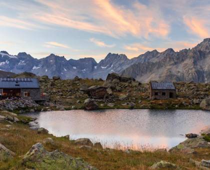 Refuge et lac de Vallonpierre, coucher du soleil © Thibaut Blais - Parc national des Ecrins