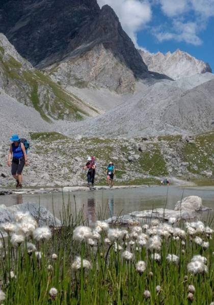 Randonneurs traversant le lac des Vaches © Chloé Tardivet / Parc national de la Vanoise