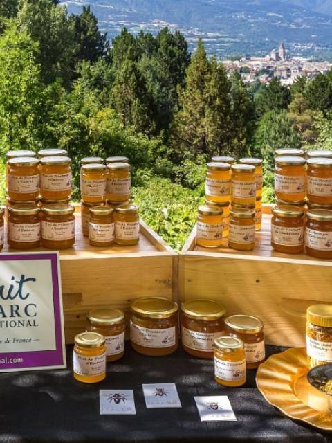 Mathieu Picavet apiculteur, miel, pollen, gelée royale © Parc national des Ecrins