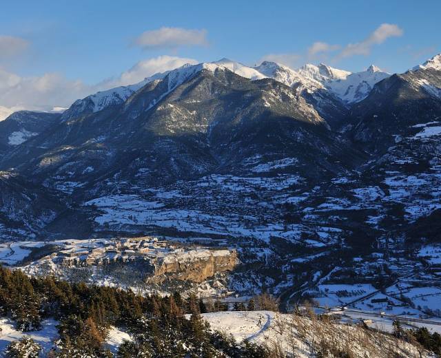 Guillestre et le fort de Mondauphin depuis Réotier © Coulon Mireille / Parc national des Ecrins