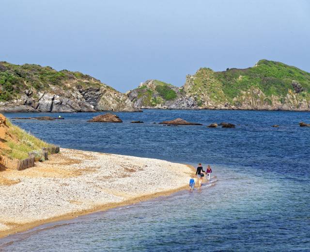 Promenade en bord de mer © René Bukudjian / Parc national de Port-Cros