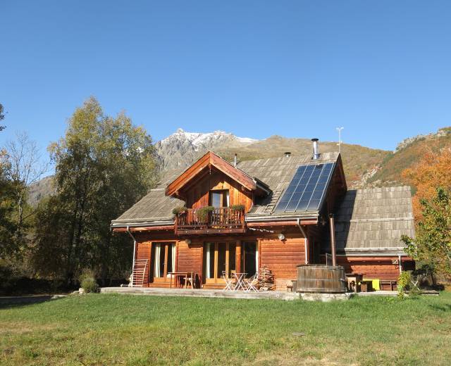 Vue extérieure en automne © Chalet Au Fil de l'Onde