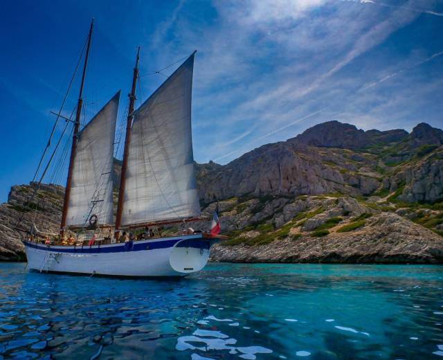 Croisière voile au coeur des Calanques © Goélette Alliance