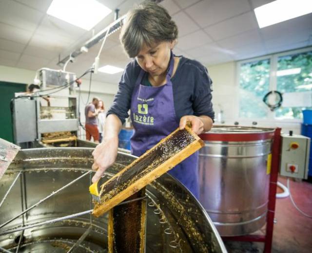 Catherine de la Rue du Can dans sa miellerie