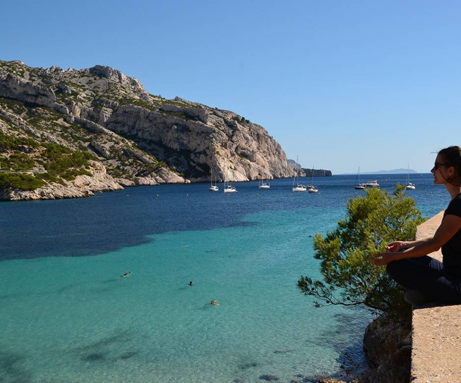 Yoga dans le parc national des Calanques © Reisetrip Tours