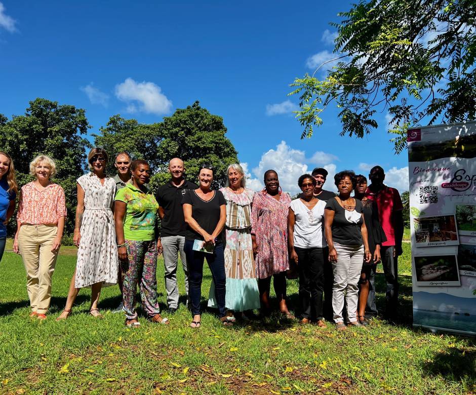 Photo de groupe des bénéficiaires de la marque Esprit Parc national © L. Obydol, PNG