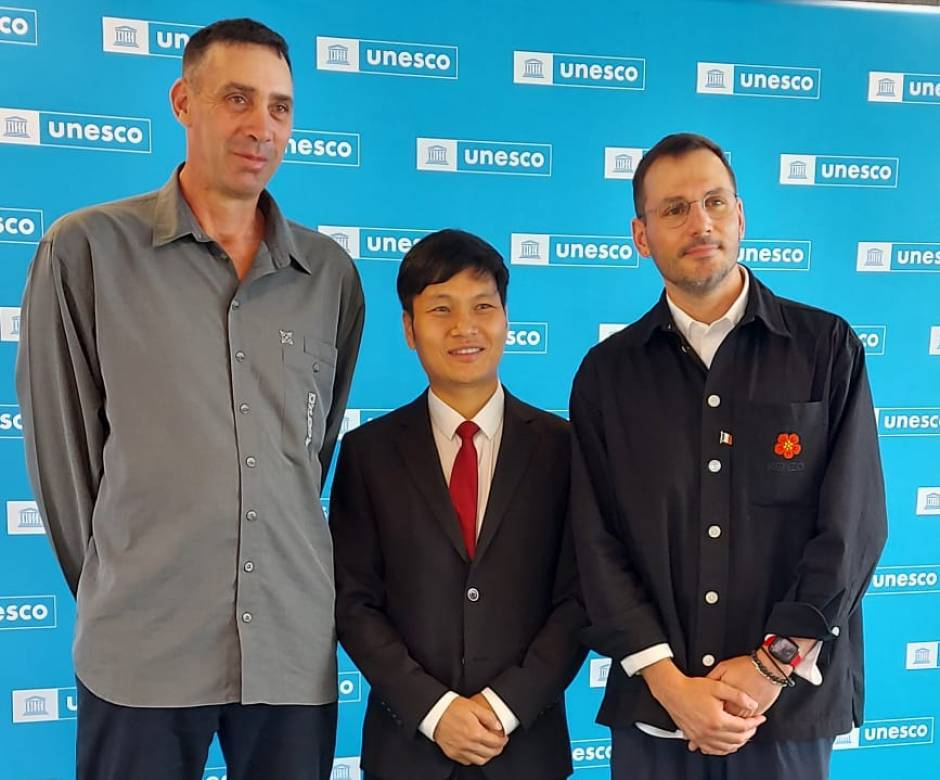 Johny Guichard avec Jeremy Tamen, expert en thé, et un producteur du Yunnan © DR Outremers 360