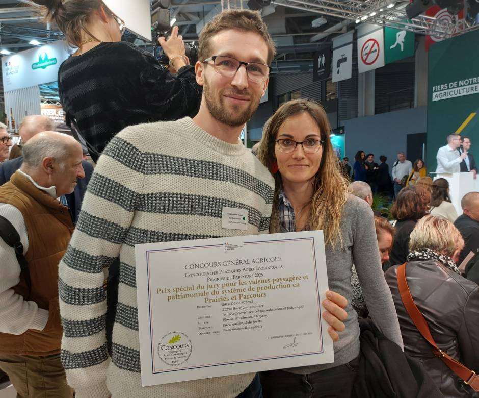 Sophie et Thibaut Salloignon du GAEC de Conclois au Salon international de l’Agriculture 2025 © DR Parc national de forêts