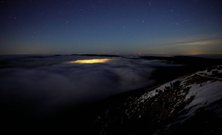 Ciel étoilé depuis l'Aigoual avec vue sur la vallée de l'Hérault © Gaël Karczewski / Parc national des Cévennes