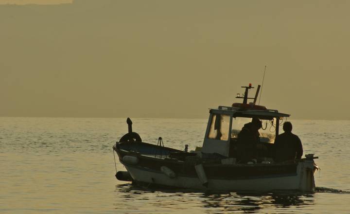 Pêcheurs sur une barque traditionnelle marseillaise © M. Imbert / Parc national des Calanques