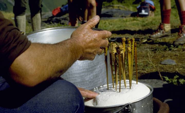 Fabrication de fromage © D.Tribot Laspiere / Parc national des Pyrénées