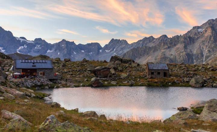 Refuge et lac de Vallonpierre, coucher du soleil © Thibaut Blais - Parc national des Ecrins