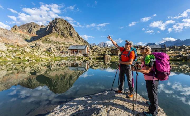 Refuge et lac de Vallonpierre, randonneurs © Thibaut Blais - Parc national des Ecrins